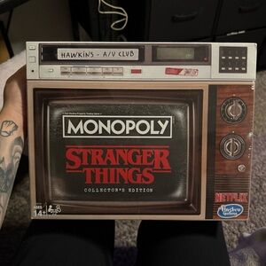 Hasbro Monopoly Stranger Things Edition - Retro TV Design